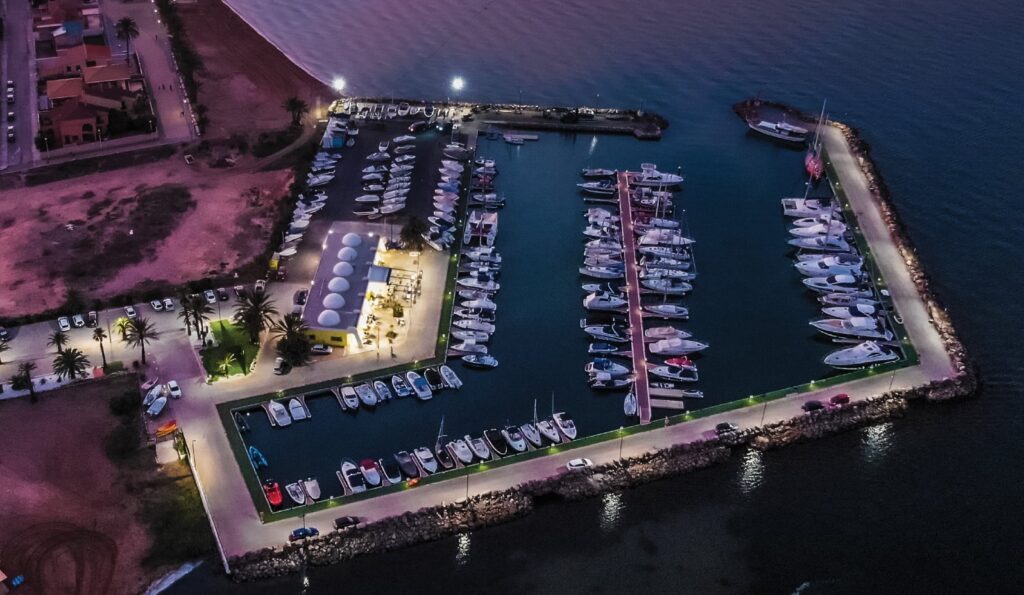 Vista aérea nocturna del puerto Deportivo Mar de Cristal.