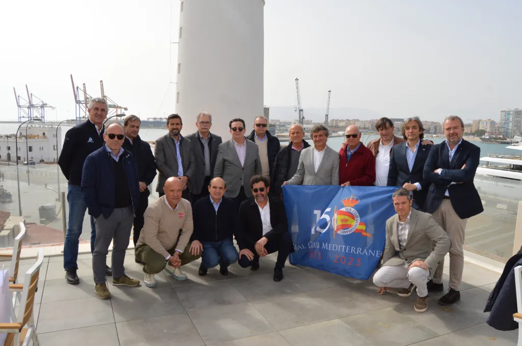 Fotografía de familia de los Confederación Española de Asociaciones de Clubes Náuticos reunidos en el Real Club Mediterráneo