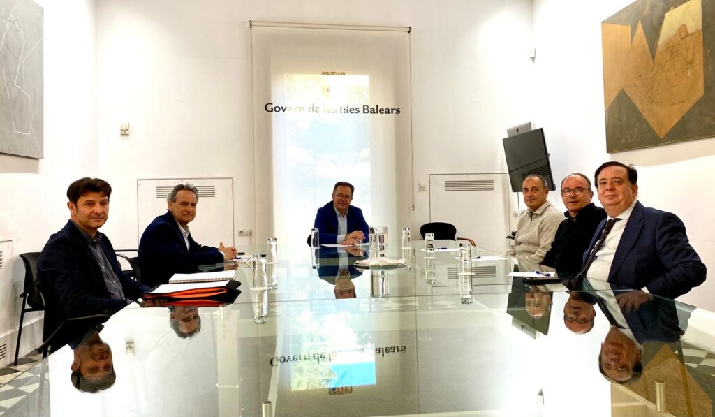 Autoridades del Gobierno de Baleares sentadas en una mesa.