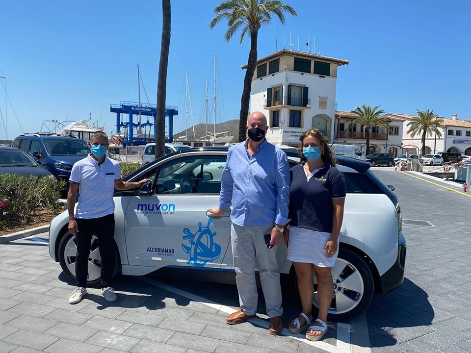 Foto familia del presidente del puerto deportivo de Alcudiamar y la empresa muno en su acuerdo de colaboración.