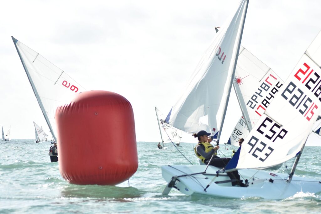 Regatista en una competición andaluza de vela.