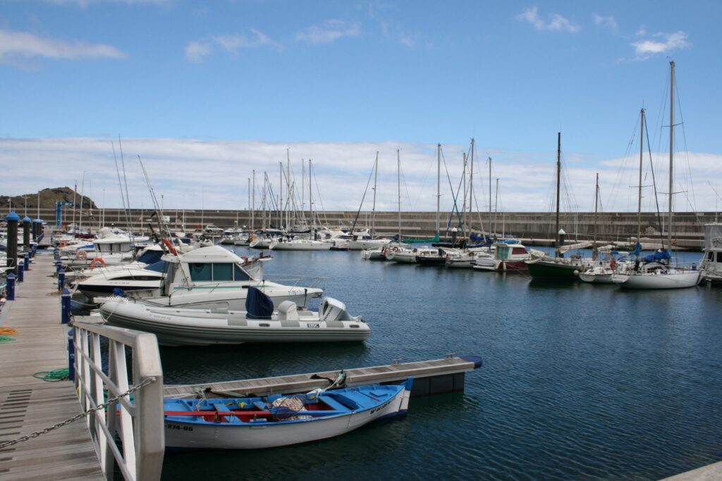 Puerto de Garachico donde se observan embarcaciones deportivas amarradas.