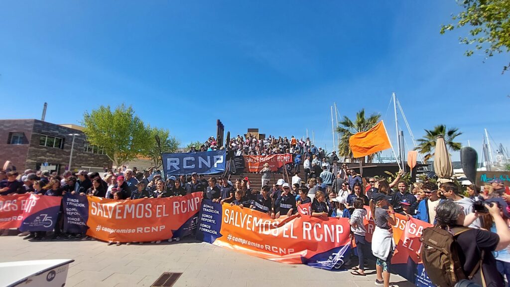 Más de 2.000 personas se concentran para defender al Real Club Náutico de Palma