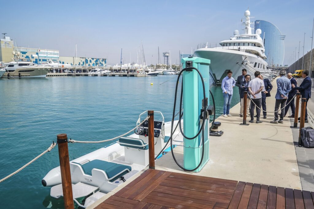 Marina Vela Barcelona presenta el primer cargador rápido para embarcaciones eléctricas