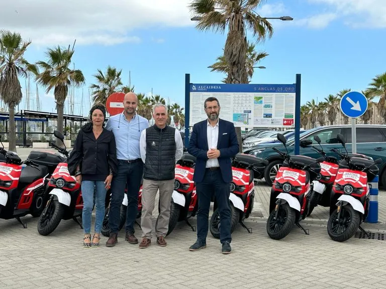 Alcaidesa Marina presenta la iniciativa de alquiler de motos eléctricas “Silence La Línea”
