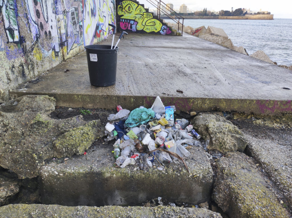 Autoridad Portuaria de la Bahía de Cádiz retira más de mil kilos de basura de las escolleras