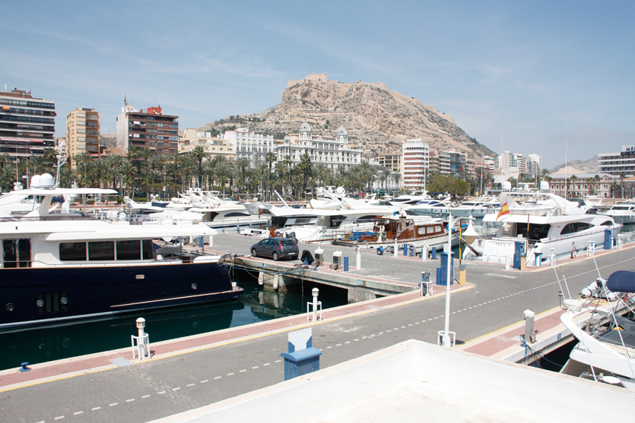 La Marina Deportiva de Alicante navega hacia un futuro más verde con energía solar