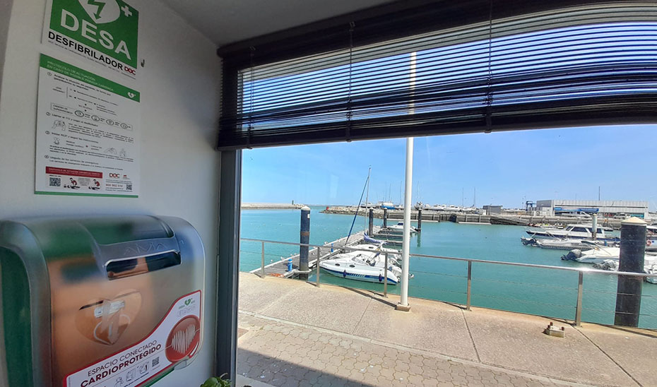 Puertos de Andalucía instala desfibriladores externos automatizados