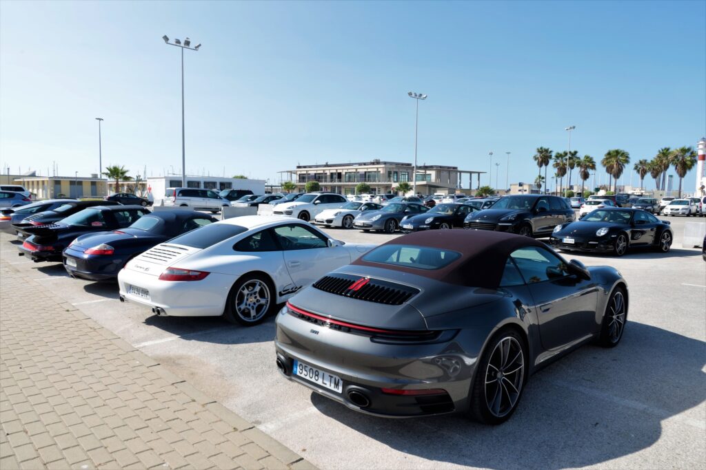 Puerto Deportivo de Rota reúne más de 35 coches deportivos en la 'Rota Porsche Week'
