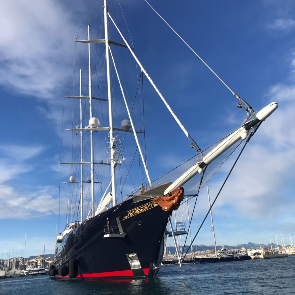 Club de Mar Mallorca recibe a Koru, el velero más grande del mundo