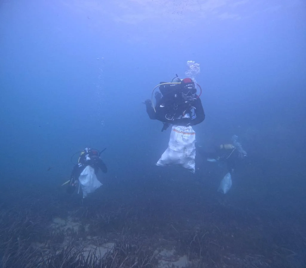 Recogen 148 kilos de basura en la 17º limpieza de fondos marinos de Roquetas de Mar