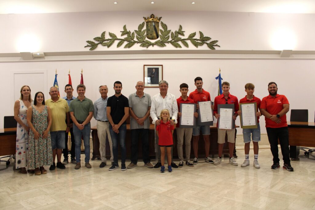 Ajuntament de Dénia recibe a varios palistas de Real Club Náutico de Dénia