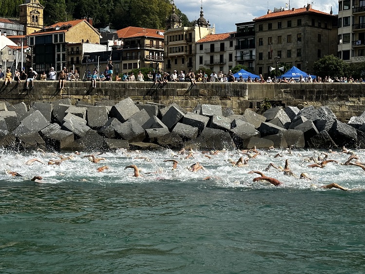 Real Club Nautico San Sebastián colabora en la 79 vuelta a nado de la Bahía de la Concha
