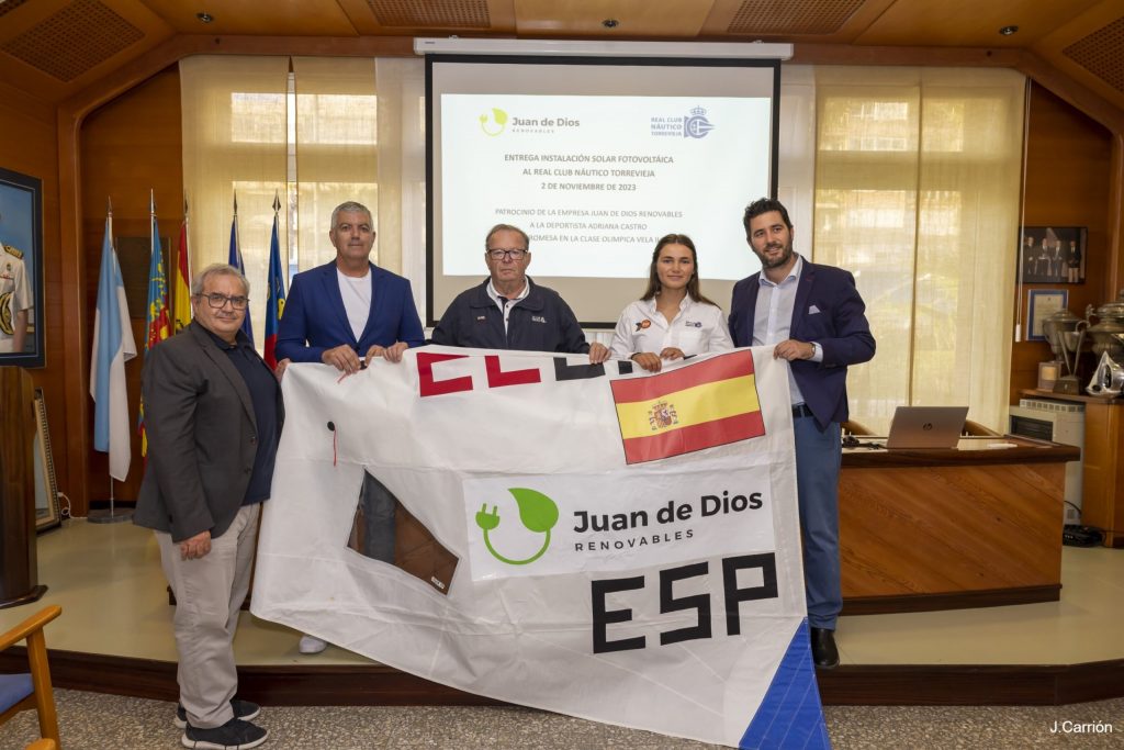 Real Club Náutico Torrevieja pone en marcha la instalación de placas solares