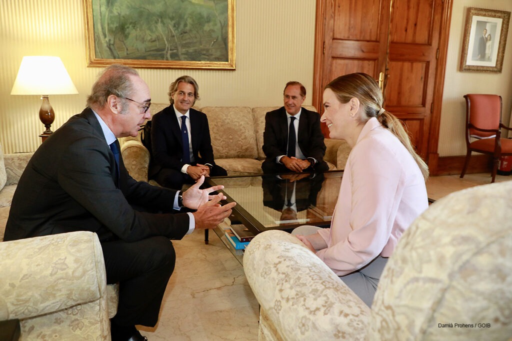 La presidenta del Govern balear recibe a Club de Mar Mallorca