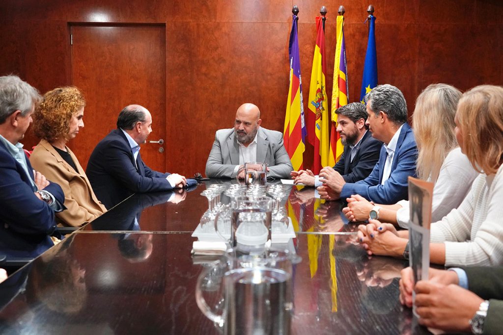 Real Club Náutico de Palma recibe el apoyo del alcalde del municipio