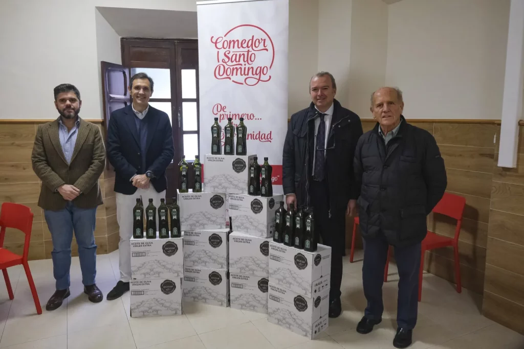 Real Club Mediterráneo y DCOOP donan aceite al Comedor Santo Domingo