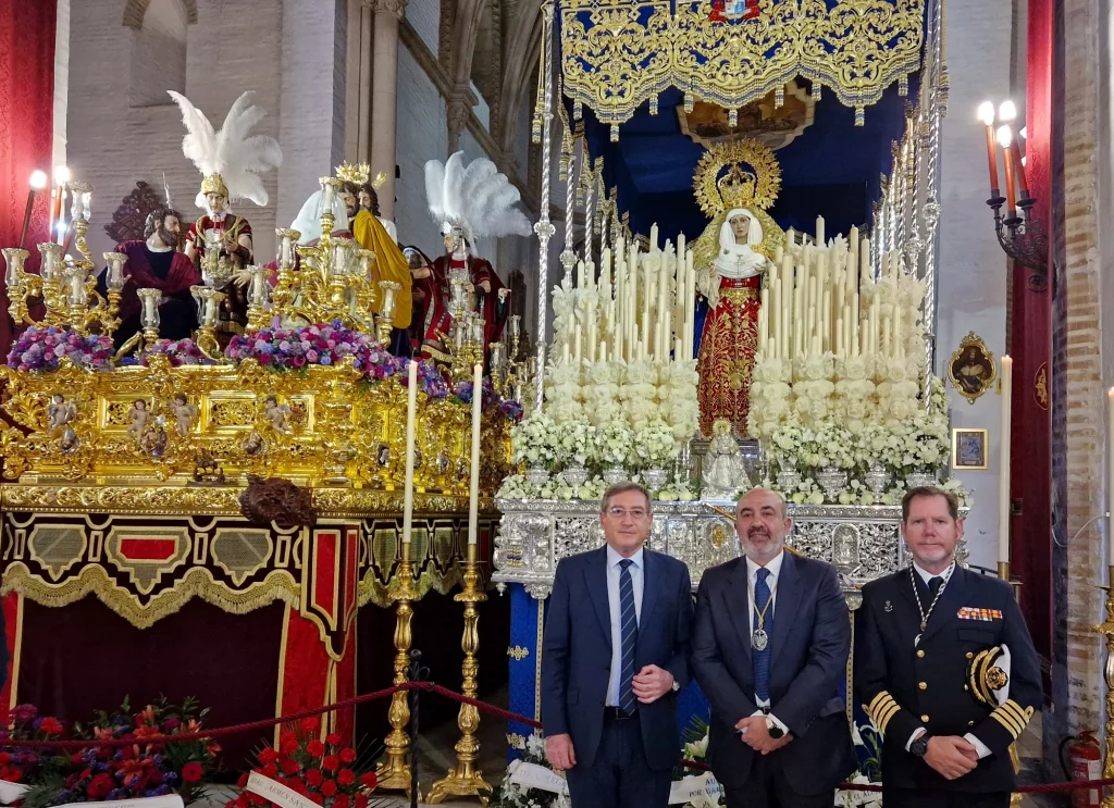 Puerto de Sevilla realiza una ofrenda floral a la Hermandad del Carmen