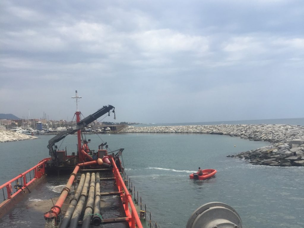 Port Masnou inicia un nuevo proceso de dragado en la entrada del puerto