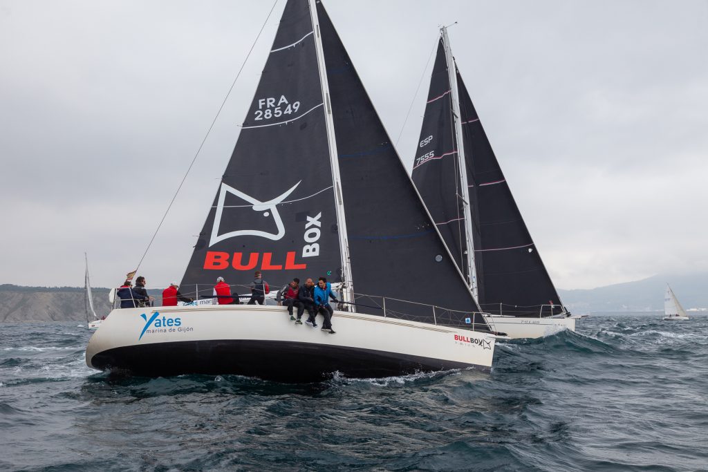 El Bullbox asturiano lidera la 33º Regata Costa Vasca tras la primera jornada