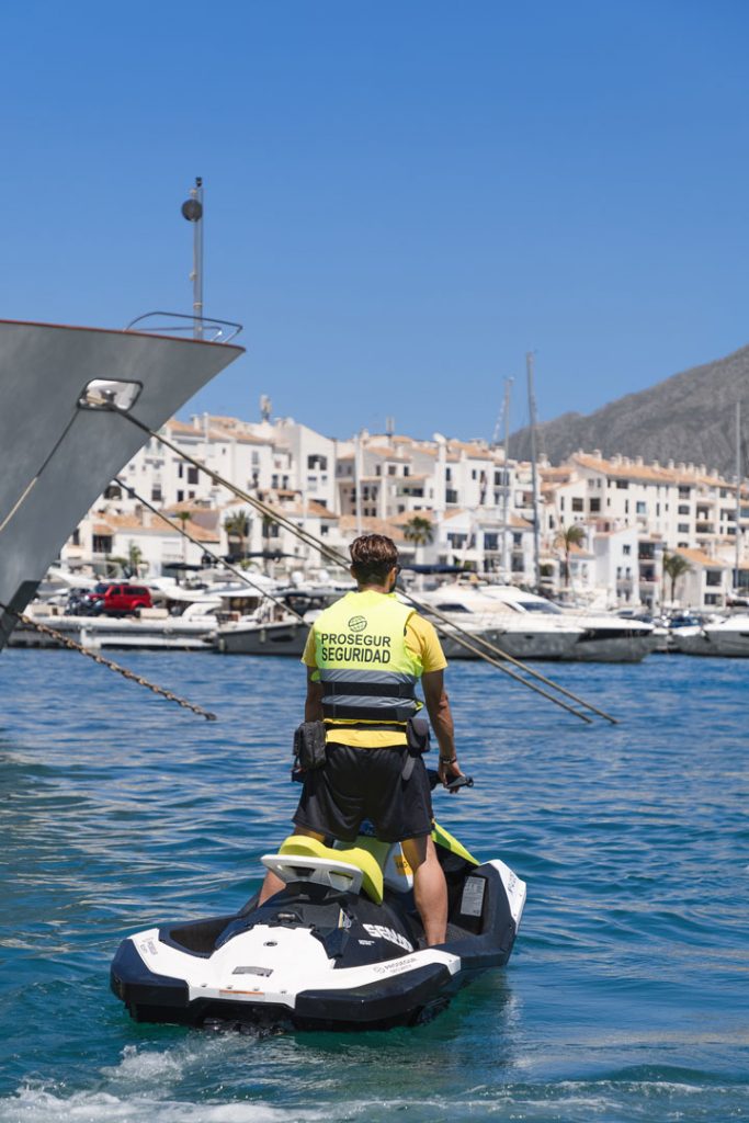 Puerto Banús implementa un servicio de seguridad en agua con motos acuáticas