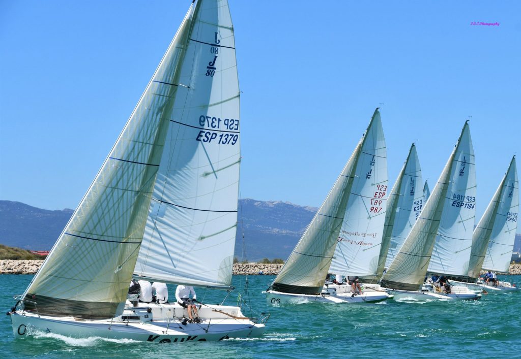 El equipo ‘Península’ lidera en apuros el Circuito Alcaidesa Marina de J/80 