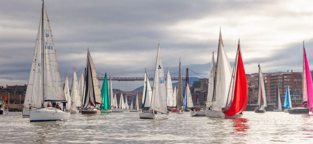 Casi 100 barcos participan en la Regata del Gallo bajo el Puente Colgante