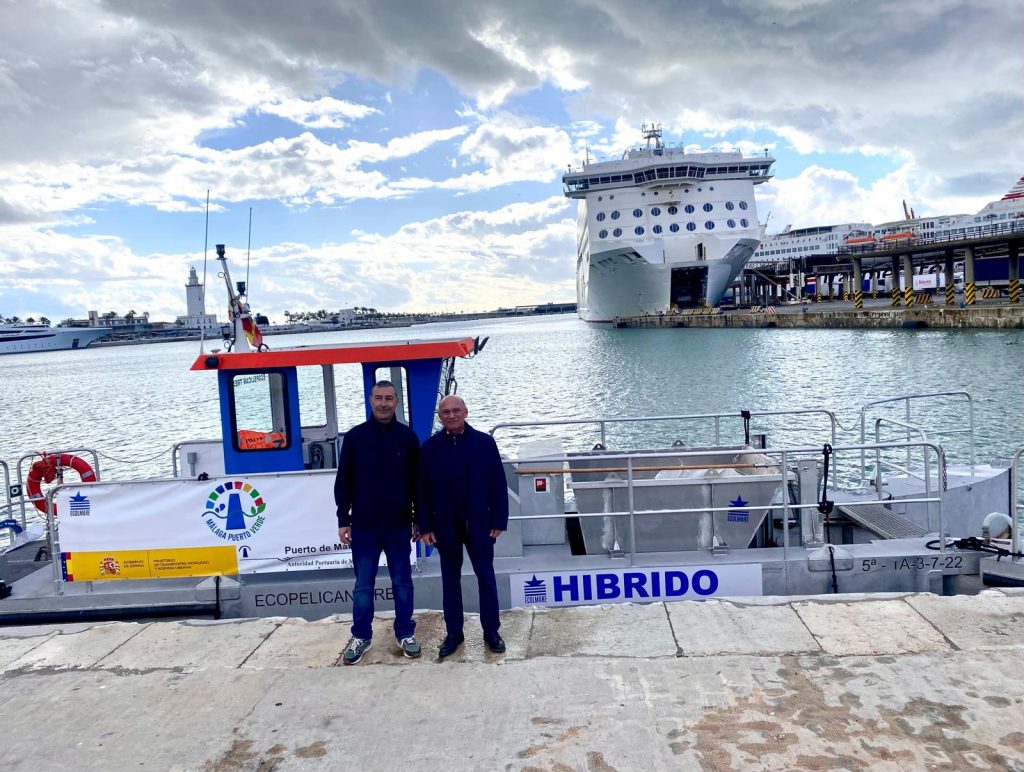 Puerto de Málaga incorpora una embarcación híbrida para la limpieza