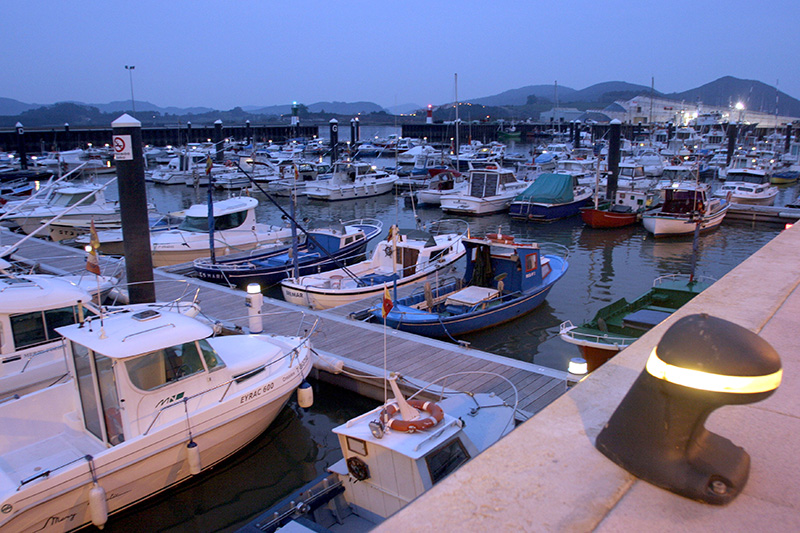 Fomento invierte en el alumbrado de los puertos autonómicos de Cantabria