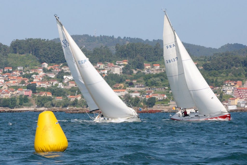 Las velas vuelven a la bahía con la primera regata de cruceros
Subtítulo: La segunda prueba del Grand Prix de Invierno reunirá a 150 regatistas y 30 embarcaciones en el golfo Ártabro.
Cuerpo de texto:
El golfo Ártabro será escenario este sábado de la segunda prueba del Grand Prix de Invierno de Cruceros, la primera gran regata del año organizada por el Real Club Náutico de La Coruña, en colaboración con el Náutico de Sada y el Club Ría de Ares. Esta liga de invierno consta de cinco pruebas, habiéndose celebrado ya la primera con un recorrido entre Ares y Ares. Las siguientes mangas están programadas para los días 8 y 22 de febrero, con la final el 8 de marzo en Sada.
Con 30 embarcaciones y alrededor de 150 regatistas, la regata de este fin de semana contará con una alta participación, consolidándose como una de las citas destacadas del calendario de vela en Galicia. Además del Grand Prix de Invierno, la prueba también será puntuable para el trofeo Manjares de Invierno, dentro del circuito propio del Náutico coruñés.
Tras la primera manga disputada en Ares, las tripulaciones mejor posicionadas buscarán mantener su ventaja en esta segunda jornada. La competición se desarrolla en tres categorías ORC, donde equipos del Náutico de La Coruña, el Náutico de Cabanas, el Náutico Carrumeiro de Corcubión y el Marítimo de Redes están entre los principales aspirantes al triunfo.
Las previsiones meteorológicas indican vientos favorables para la navegación, lo que permitirá desarrollar una prueba exigente en la que las estrategias y habilidades de los regatistas serán claves. Con el avance del Grand Prix de Invierno, la clasificación general comenzará a definirse de cara a las pruebas finales en el mes de marzo.