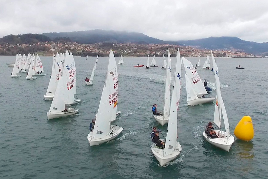 La Regata ABANCA Vela Ligera disputa su primer ciclo en la Ría de Vigo