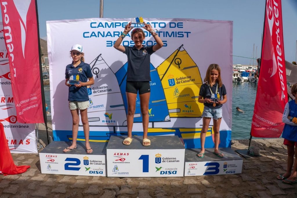 Lola Carrión, subcampeona femenina sub’13 en la Regata Día de Canarias