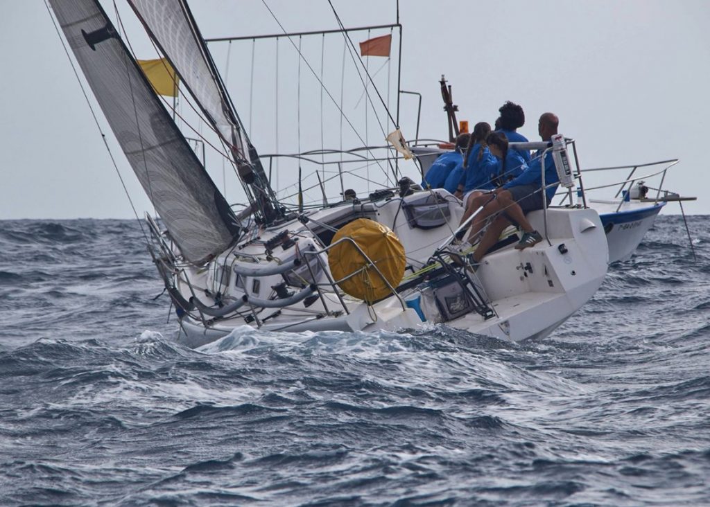 ‘Nàutic Café del Mar’ logra el tercer puesto en el Circuito Mediterráneo de Vela 2025 en clase ORC 33

Subtítulo:
El crucero del Club Nàutic Sant Antoni destaca en la competición que agrupa las regatas Palmavela, Trofeo Conde de Godó y Trofeo S. M. La Reina

Cuerpo de texto:
El ‘Nàutic Café del Mar’, crucero de regatas del Club Nàutic Sant Antoni, alcanzó la tercera posición en la clase ORC 33 del Circuito Mediterráneo de Vela 2025. Esta competición integra las regatas Palmavela de mayo, Trofeo Conde de Godó de junio en Barcelona y Trofeo S. M. La Reina en Valencia, celebrado recientemente. La clasificación final situó al ‘Nàutic Café del Mar’ detrás del ‘Falapouco’ del Real Club Náutico de Torrevieja, primer clasificado, y el ‘Sarchiapone Fuoriserie’ del Yacht Club San Remo, segundo. Posteriormente se ubicaron el ‘Wanderlust’, del Club Náutico Ciutadella y Real Club Náutico de Palma, y el ‘Teamtac’ del Real Club Náutico de Denia.

Esta fue la primera participación del ‘Nàutic Café del Mar’ en el circuito, obteniendo un resultado destacado que refleja la constancia del barco y su tripulación. El equipo está compuesto por jóvenes regatistas de la clase Ilca del Club Javier Marí: Jaume Llorens, Leo Gonzato, Julio Ramón, Víctor Bonet y Pau Marí, con la colaboración de los técnicos Felipe Cornet y Javier Rabelo. Antes del inicio de las pruebas, el barco fue sometido a una reforma bajo la dirección del ingeniero naval gallego Javier Cela, especialista en puesta a punto de embarcaciones para competiciones de alto nivel, como la Copa América.

Las modificaciones incluyeron el incremento de peso en la sentina, ajuste del calado mediante la quilla y la sustitución de la vela mayor para la última competición en Valencia. Estas intervenciones fueron posibles gracias al apoyo de los patrocinadores Café del Mar, Neobookings, Rumbo Norte y Grupo Llorca.

El Circuito Mediterráneo de Vela 2025, organizado por los Reales Clubes Náuticos de Palma, Barcelona y Valencia, reúne una flota competitiva a nivel nacional en esta zona del país. El circuito ha servido como preparación para la Copa del Rey, que se iniciará el 26 de julio en Mallorca, facilitando la mejora técnica del velero y la formación de la joven tripulación.