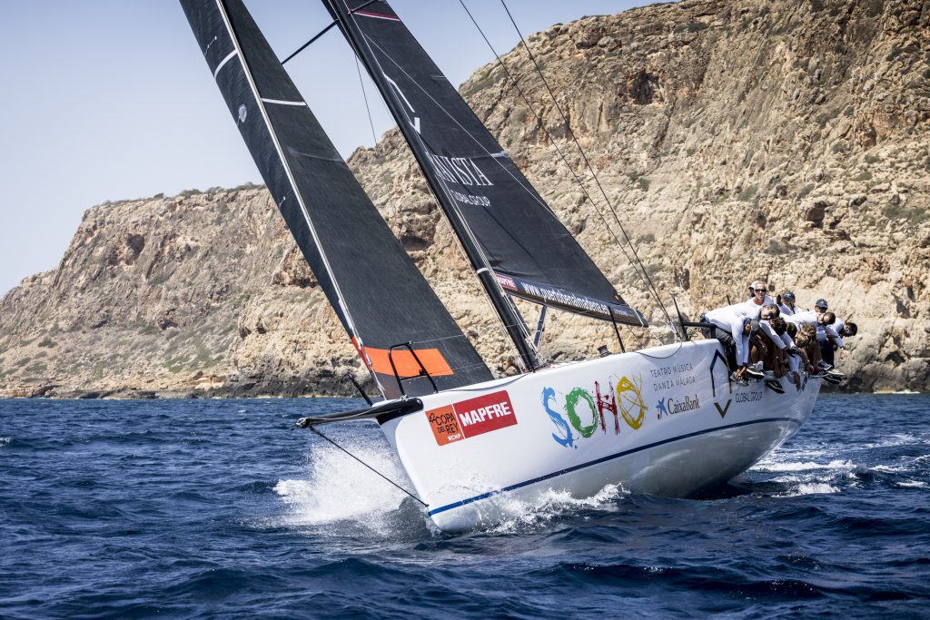 La clase ABANCA ORC 0 presenta el podio más abierto en la 43 Copa del Rey MAPFRE
Subtítulo:
Javier Banderas con el Teatro del Soho San Miguel y el Rey Don Felipe con el Aifos compiten frente a una flota internacional de alto nivel en el Campeonato de Europa de ORC
Cuerpo de texto:
La clase ABANCA ORC 0 se perfila como una de las más disputadas en la 43ª edición de la Copa del Rey MAPFRE, que se celebra en Palma. En esta categoría, que también define el Campeonato de Europa de ORC, competirán once TP52, tres ClubSwan 50, dos barcos de 46 pies y uno de 45 pies. La regata, organizada por el Real Club Náutico de Palma, reúne a una flota internacional de máximo nivel, con embarcaciones que buscarán posicionarse desde la salida en las pruebas barlovento-sotavento en la bahía de Palma.
Javier Banderas, a bordo del Teatro del Soho San Miguel y con Daniel Cuevas como caña, defenderá el título obtenido en 2024. Por su parte, el Aifos de la Armada Española, liderado por el almirante Jaime Rodríguez-Toubes y patroneado por el Rey Don Felipe, buscará mejorar su segundo puesto del año anterior. Ambos equipos competirán en una flota en la que los TP52 intentarán dominar desde el inicio, mientras que el resto de embarcaciones aprovecharán su rating para posicionarse estratégicamente.
Entre los rivales más destacados se encuentran el Urbania, de Tomás Gasset, que logró un segundo puesto en el reciente Trofeo de la Reina en Valencia, solo por detrás del Vudu, del italiano Mauro Gestri, ganador de la Sandberg PalmaVela en mayo. También competirá el Arobas2 del francés Gérard Logel, que finalizó cuarto en la pasada edición de la Copa del Rey MAPFRE.
El equipo francés Spirit of Malouen XI, patroneado por Stéphane Névé, parte como uno de los favoritos tras su subcampeonato en el Mundial de TP52. Compitió como Paprec en las 52 Super Series de Cascais y fue vencedor de la Sandberg PalmaVela en 2021.
La competición también contará con equipos internacionales como los brasileños Alizée by Caballo Loco, de Mauro Dottori, y Crioula IV, de Eduardo Plass, así como el estadounidense Vesper, de David Team, representando al New York Yacht Club. Además, se incorpora a la regata el italiano Blue, de Bonfiglio Mariotti, habitual en el circuito del Adriático.
El listado completo de inscritos en la clase ABANCA ORC 0 está disponible en el sitio web oficial de la regata: https://www.regatacopadelrey.com/pre-inscripciones?io=nombre_inscrito&clasinput=19.