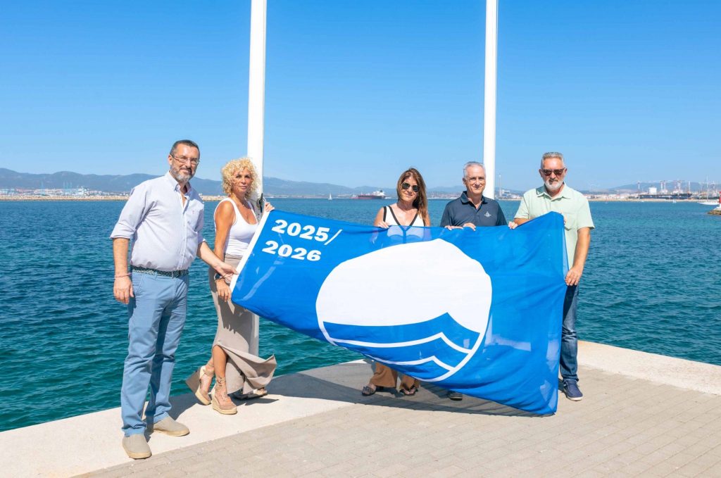 Alcaidesa Marina iza la bandera azul como reconocimiento ambiental y de calidad