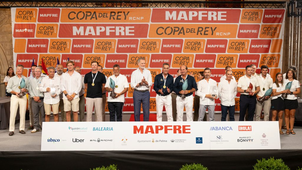 El Rey Felipe VI entrega los trofeos a los vencedores de la 43 Copa del Rey Mapfre