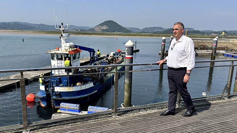 Fomento concluirá a finales de agosto el dragado del puerto de Santoña