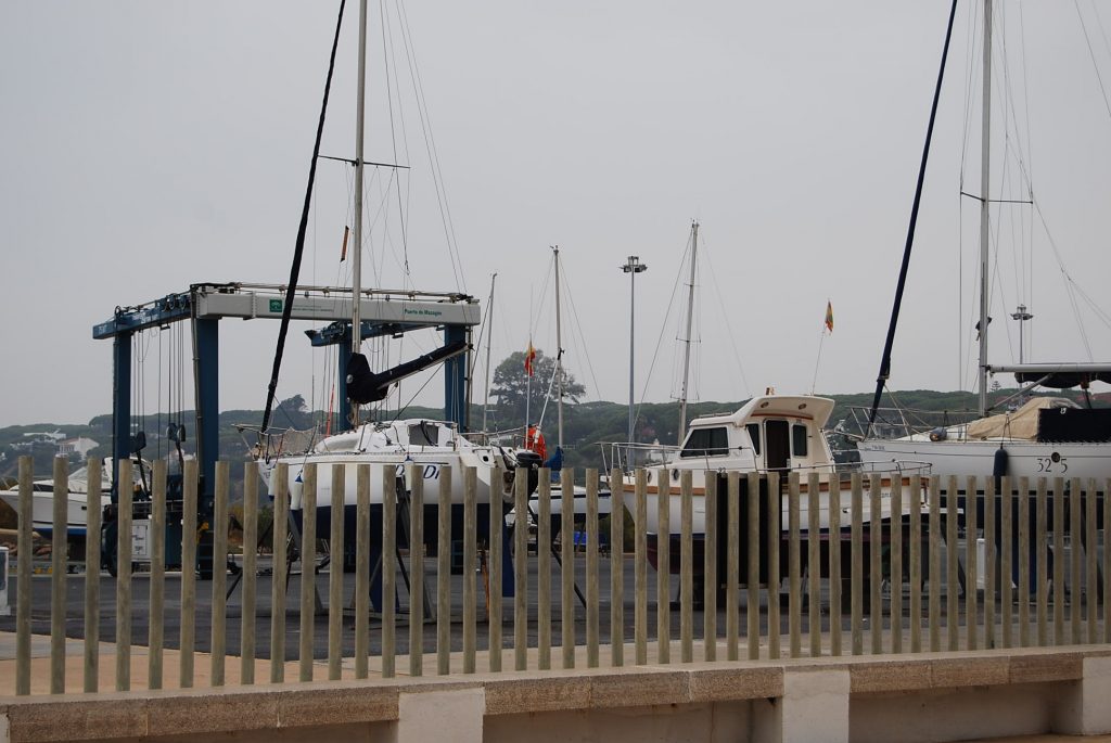 La Junta invertirá en mejorar el cerramiento del varadero del puerto de Mazagón