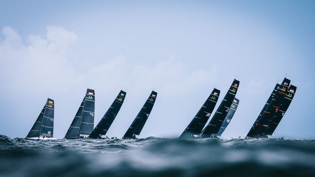 El equipo español compite como único representante nacional en una flota internacional de doce barcos marcada por condiciones extremas de viento y corriente